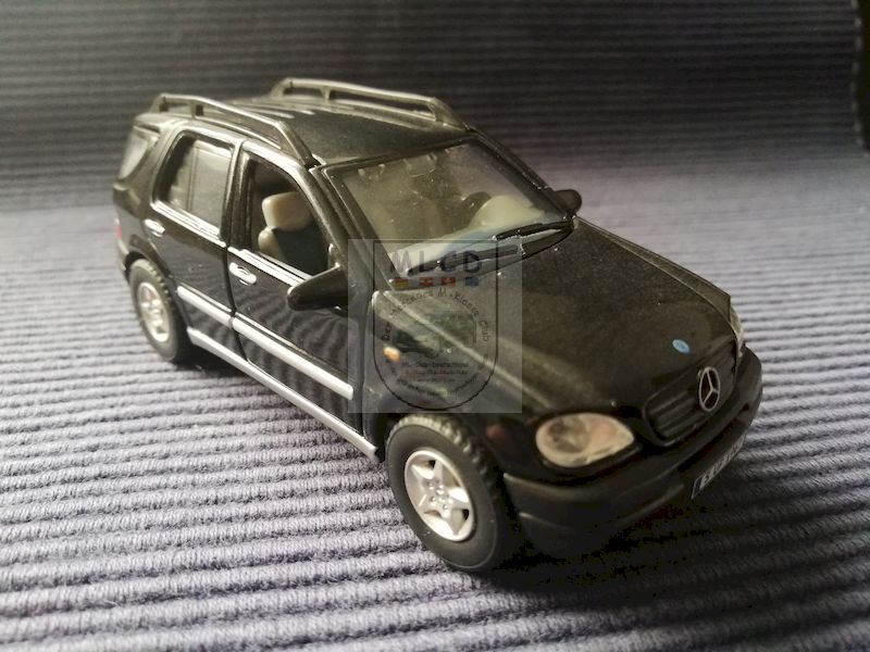 Mercedes-Benz M-Klasse W163 1:43 schwarz Interieur hellgrau